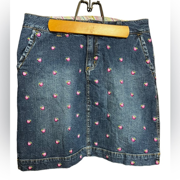 Lilly Pulitzer Embroidered Strawberry Pencil Denim Skirt. Size 6 RN88189. - Picture 4 of 15